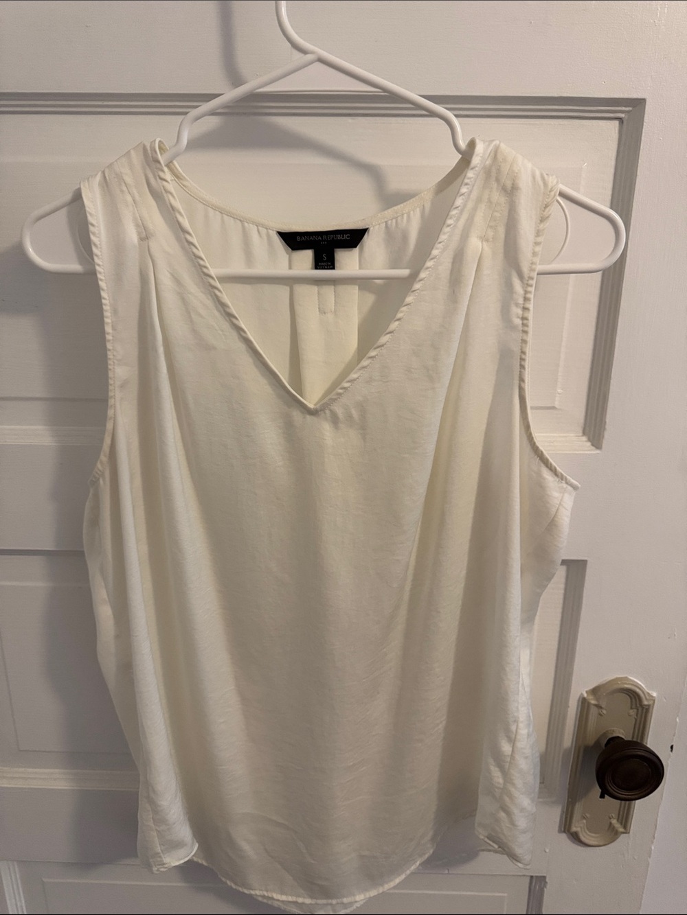 Banana Republic Cream V-Neck Sleeveless Shell Top